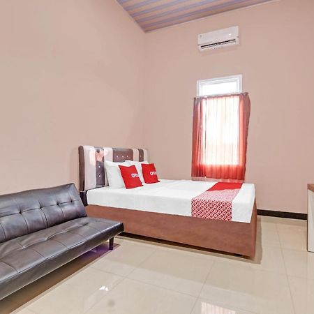 Oyo 90796 Hotel Mulya Indah Tambakmulya Εξωτερικό φωτογραφία