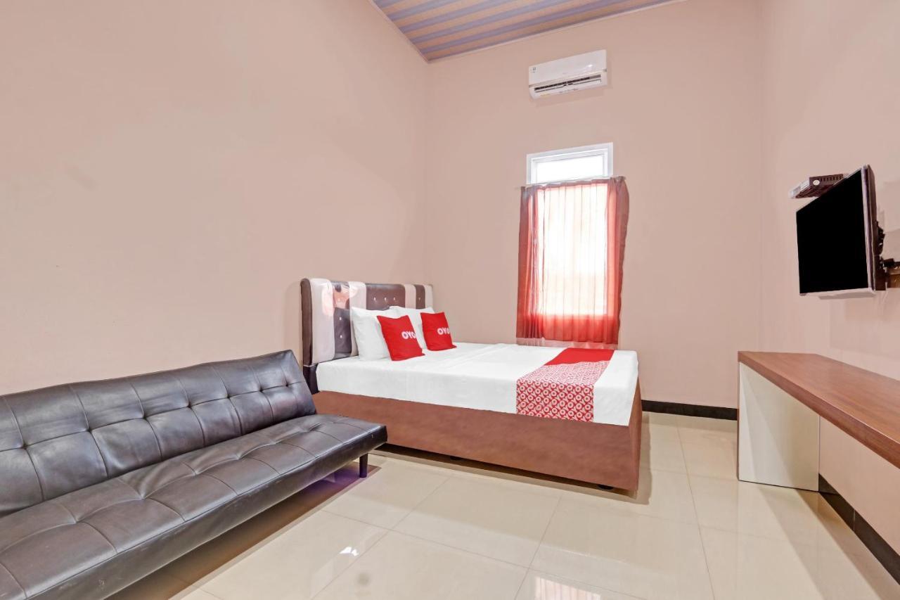 Oyo 90796 Hotel Mulya Indah Tambakmulya Εξωτερικό φωτογραφία